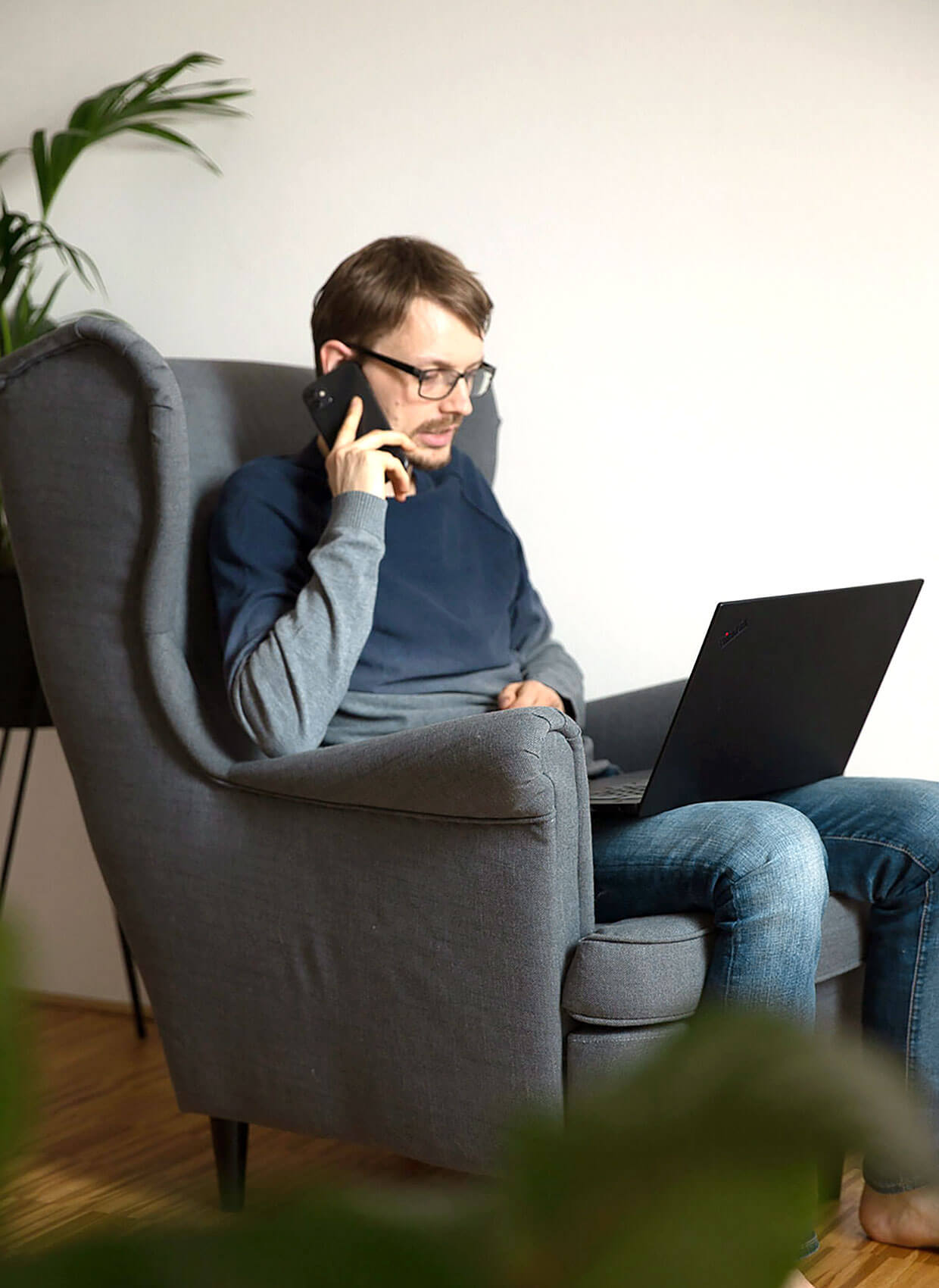 Stephan Weber telefoniert mit einem Unternehmen